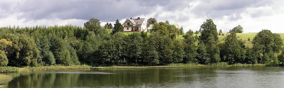 Widok domu z jeziora